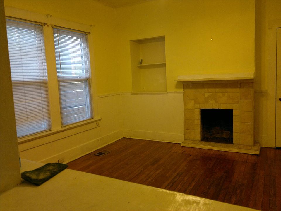 Living Room w Fireplace