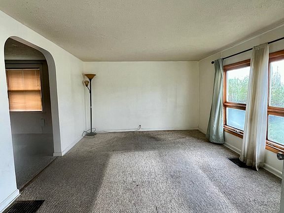 4th image of 303 E Talmer Ave