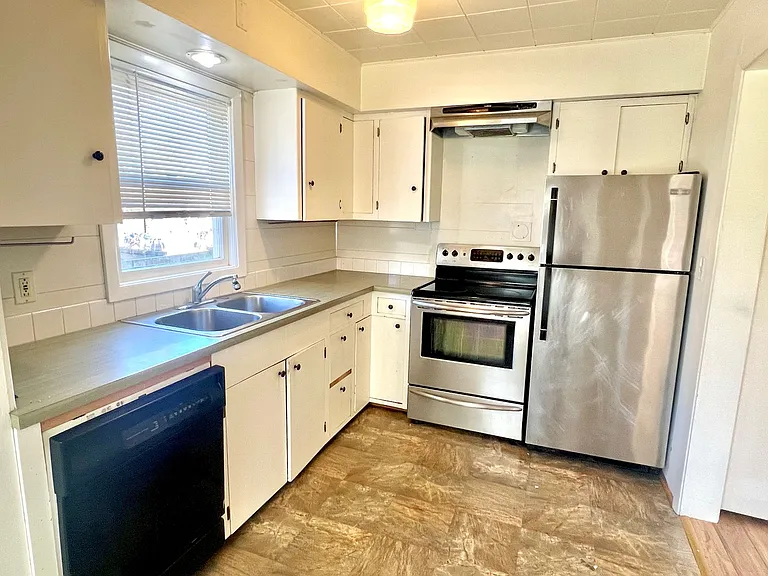8421 N Fiske Ave — Photo 10