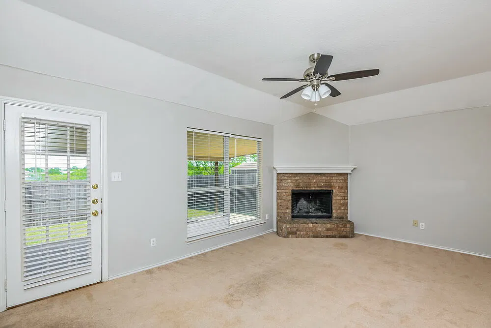 3 bed, 2.0 bath, 1435 sqft, $2,165 — Photo 4