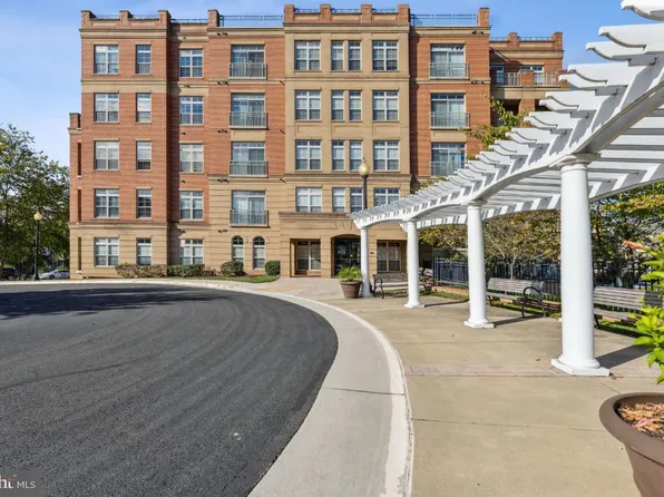 680 Watermans Dr APT 206, Woodbridge, VA 22191