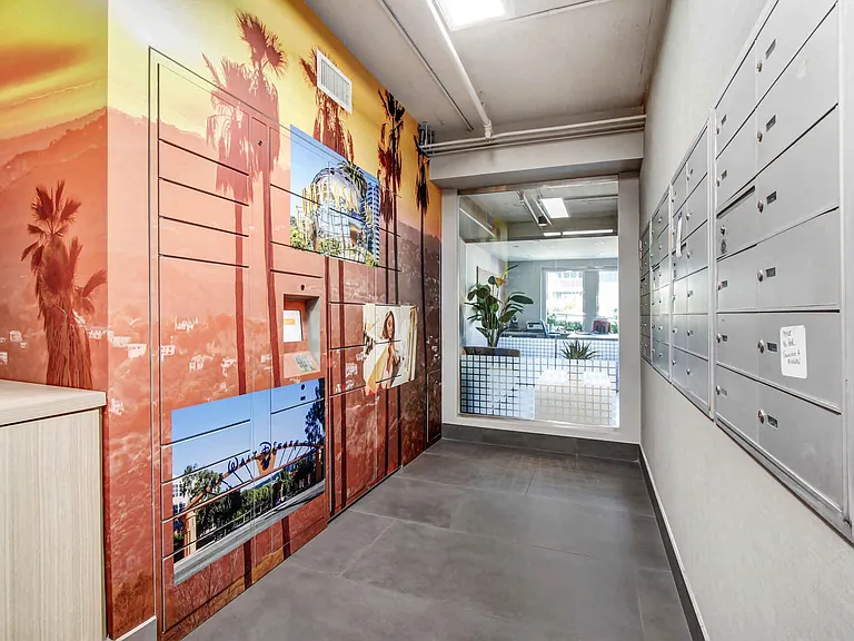 Toluca Court — Photo 22