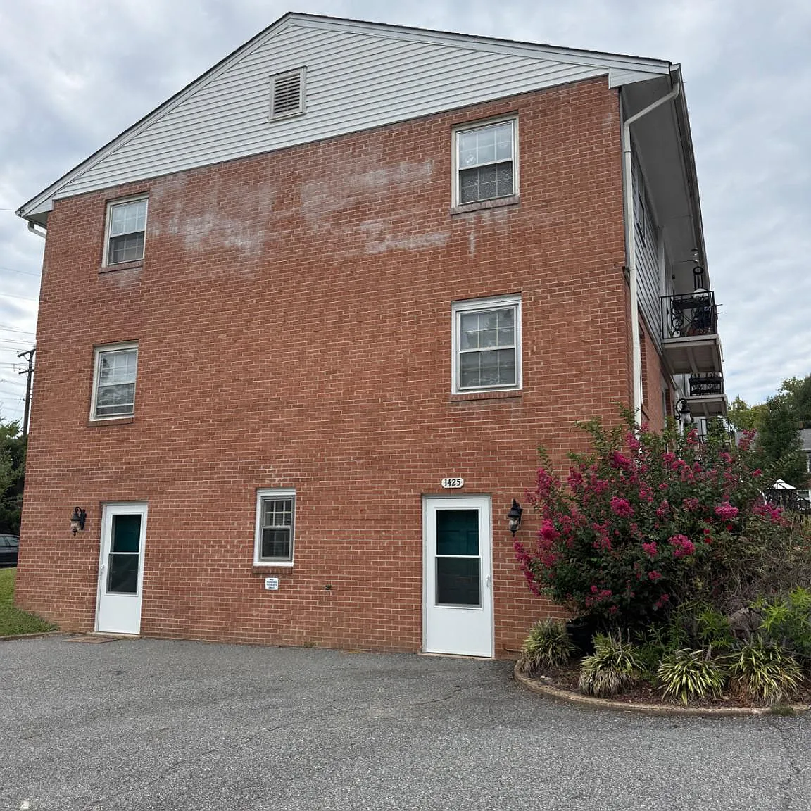 2 bed, 1.0 bath, 900 sqft, $1,650 — Photo 2