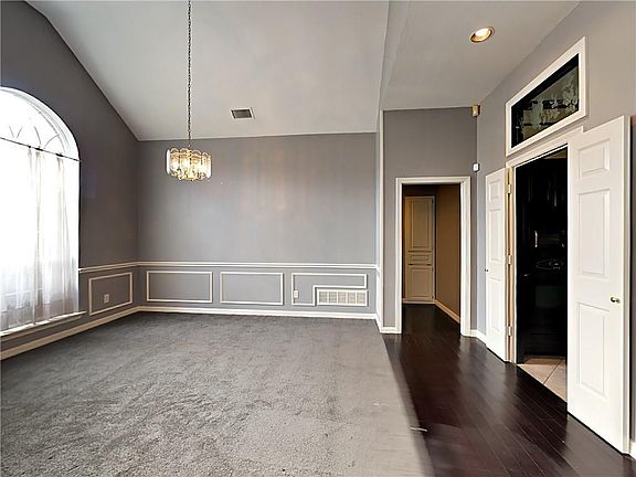 5th image of 721 Robin Meadow Dr
