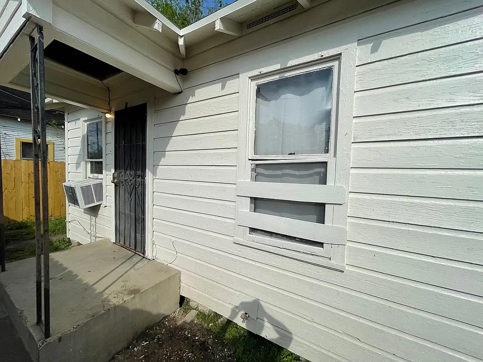2717 Napoleon St
