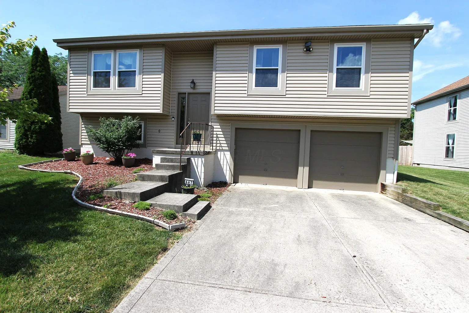 667 Academy Dr photo 1