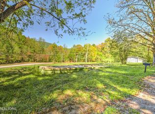 1446 Cove Ln, Oliver Springs, TN 37840