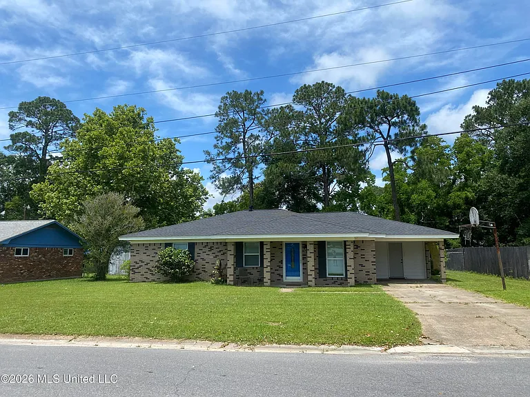 218 Alverado Dr — Photo 1