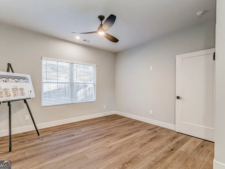 77 Chateau Dr — Photo 33
