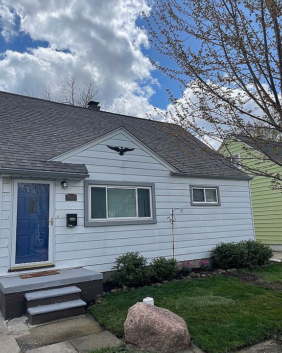 1st image of 906 E Barrett Ave