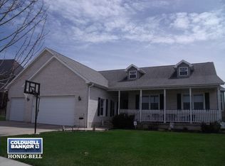 930 Wells Dr, Sycamore, IL 60178