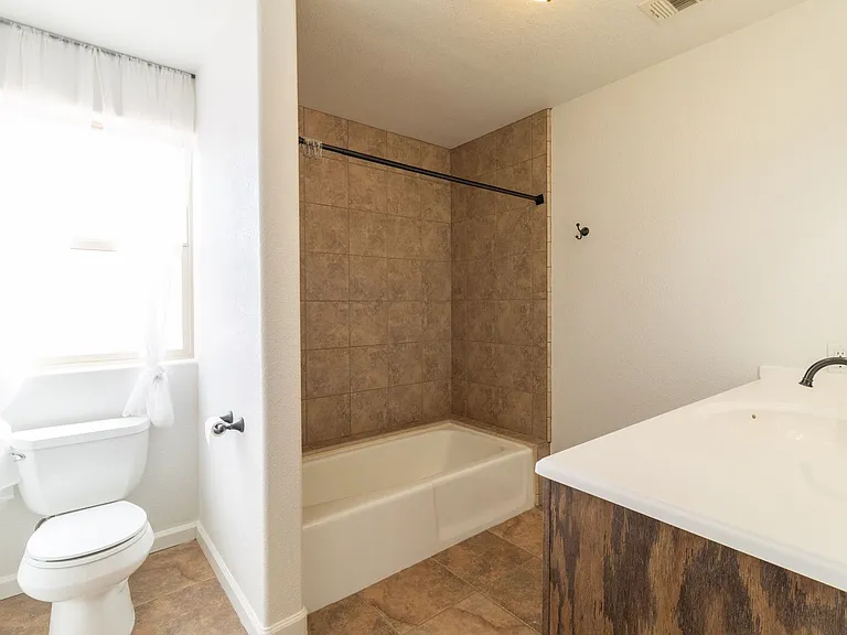 21148 Rosewood St — Photo 8