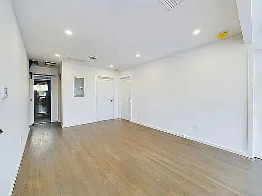 20-01 Steinway St #3 — Photo 4