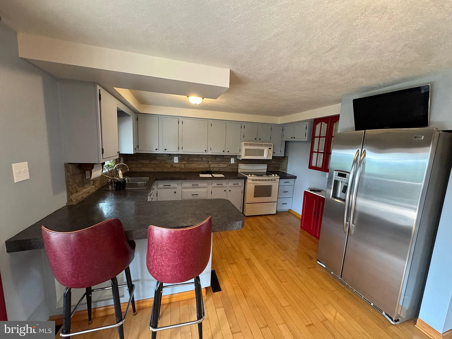 3 bed, 1996 sqft, $2,400 — Photo 3