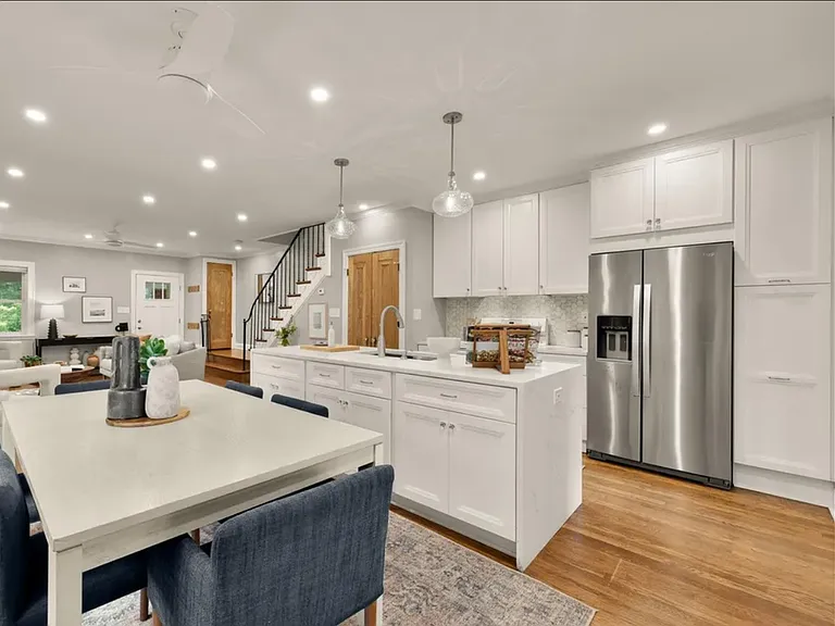 907 Varnum St NE — Photo 3