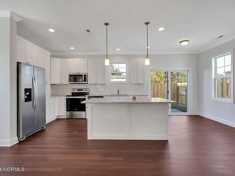 1007 Campbell St — Photo 9