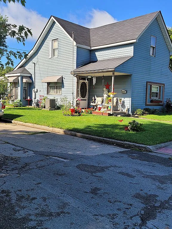 403 W 3rd St photo 1