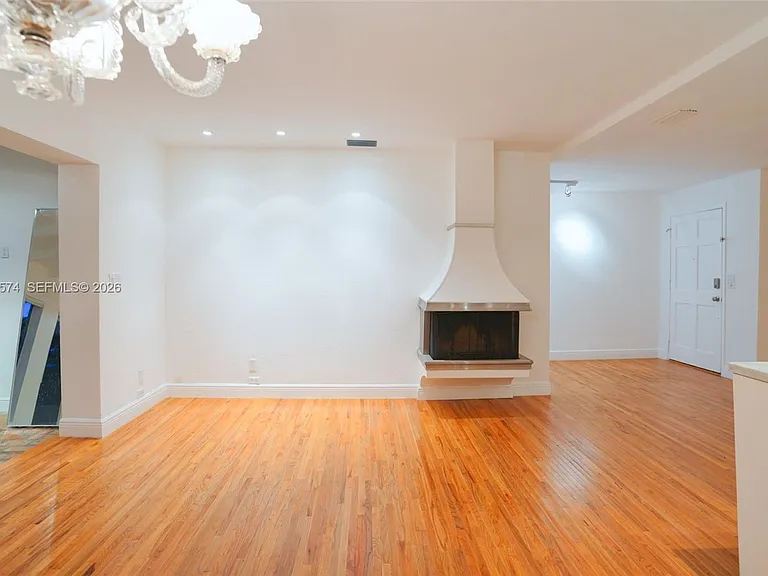 355 Redwood Ln — Photo 6
