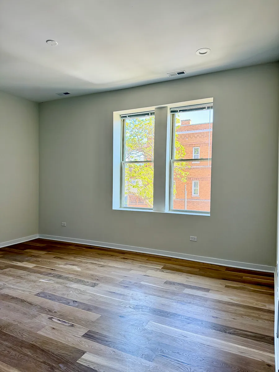 Building Photo - 972 W 33rd Pl #2M