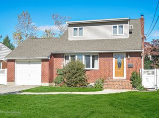 8 Rice St, Plainview, NY 11803