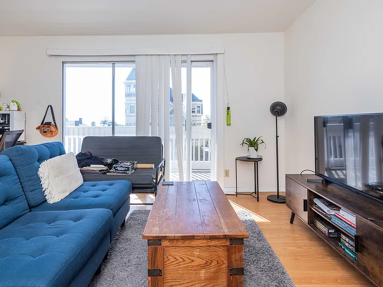1541 Oxford Street — Photo 20
