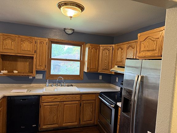 3rd image of 452 Cook St