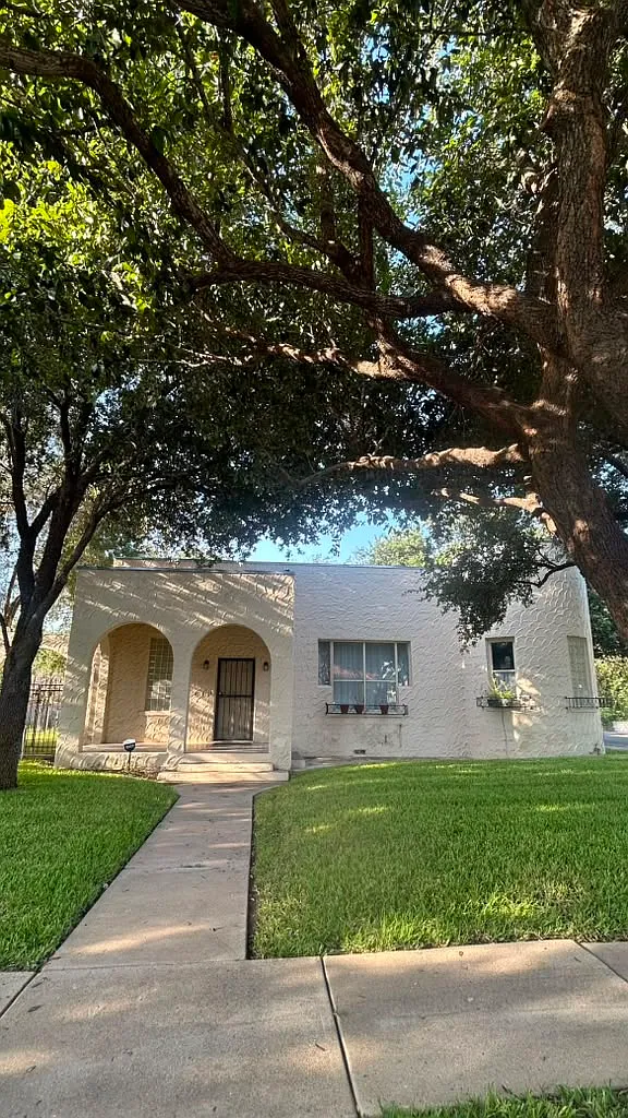 3 bed, 2.5 bath, 2495 sqft, $2,000 — Photo 1