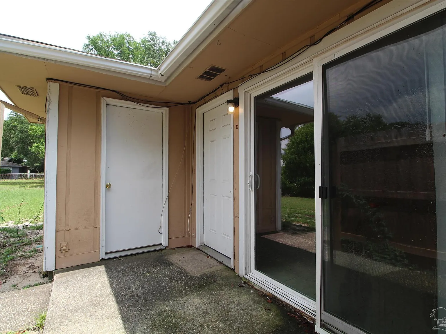 2 bed, 1.0 bath, 784 sqft, $1,225 — Photo 2