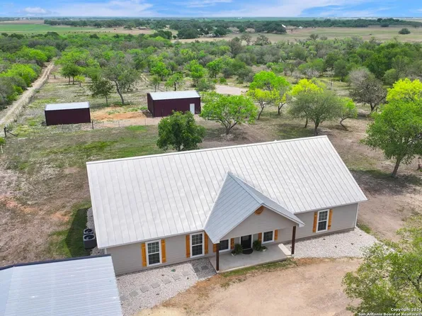 1175 County Road 421, Hondo, TX 78861