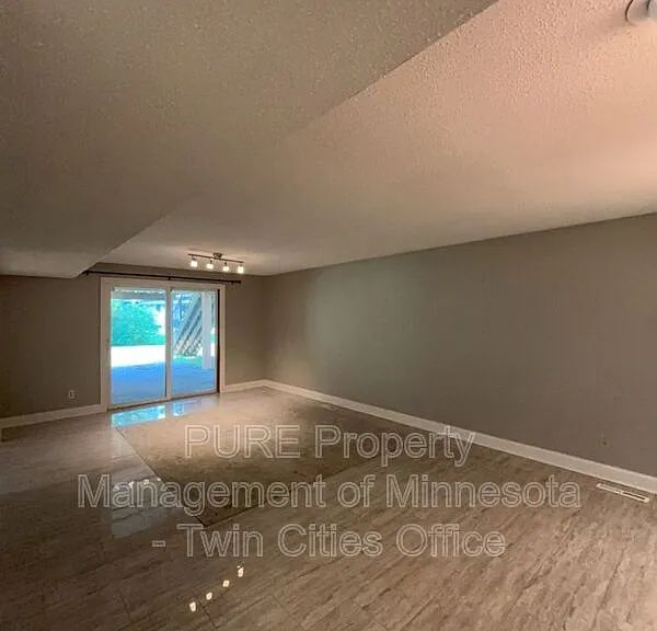 7420 Hyde Park Cir — Photo 22