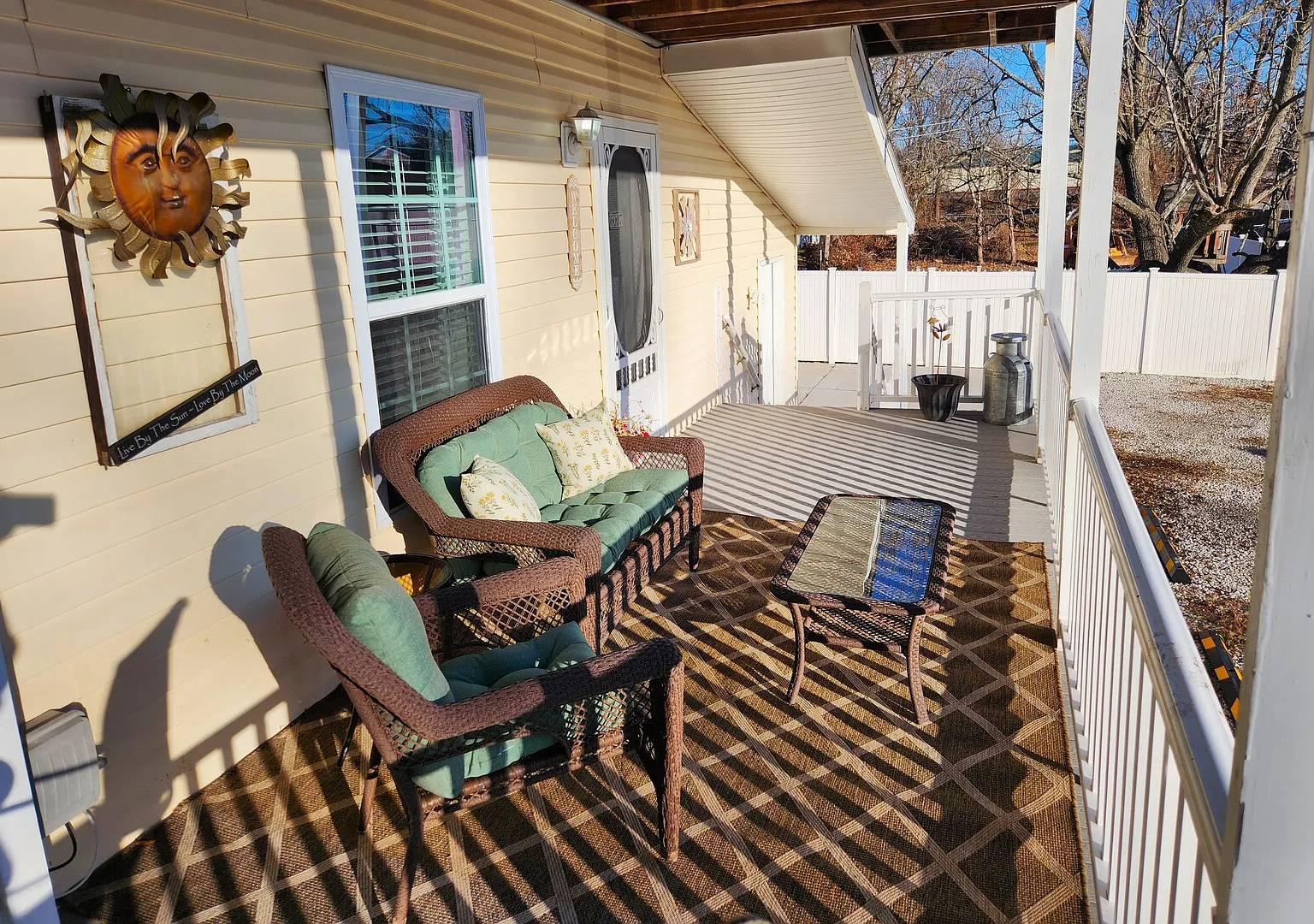 The Kimmswick Hideaway - Fully Furnished 1 BR Apartment with Porch — Photo 3