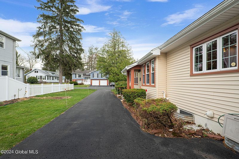 3rd image of 17 Middlesex Road
