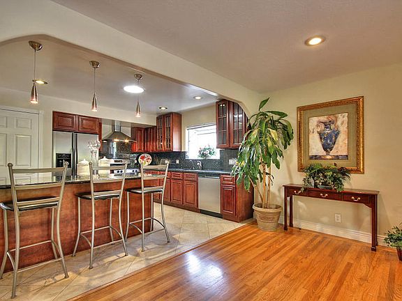 5th image of 744 Pinewood Dr
