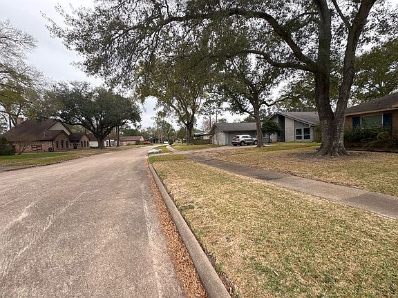 Exterior Neighborhood (street photo)