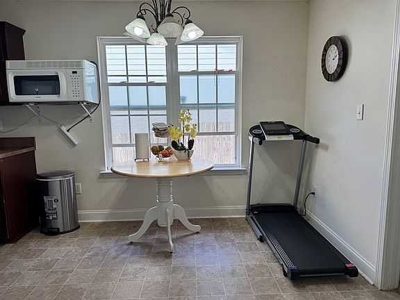 4th image of 3104 Wax Myrtle Ln