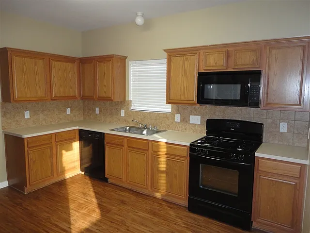 3 bed, 2.5 bath, 2254 sqft, $2,170 — Photo 2