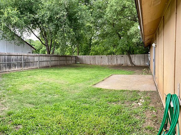 3rd image of 8821 Meadow Trace St