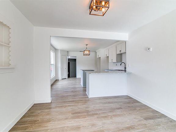 4th image of 209 W Avenue F