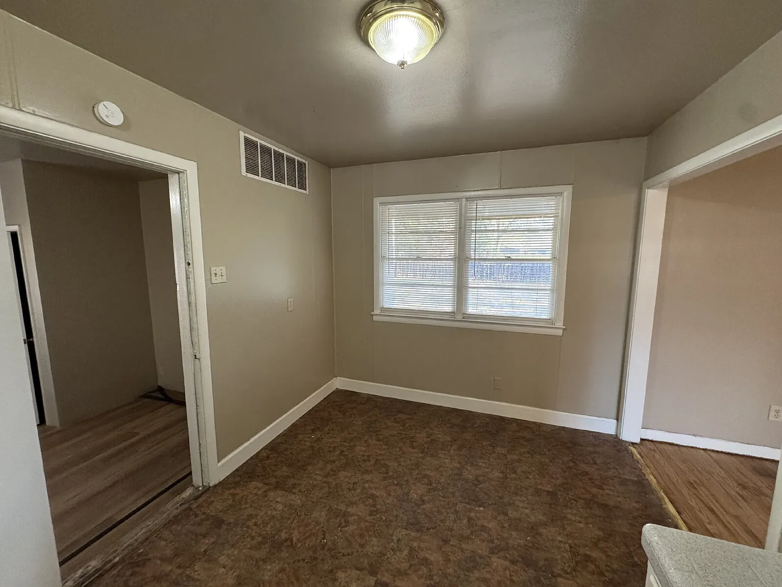 3 bed, 1.0 bath, 1212 sqft, $1,000 — Photo 3
