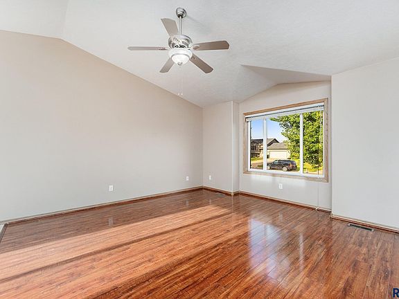 5th image of 3712 S Stanford Ave