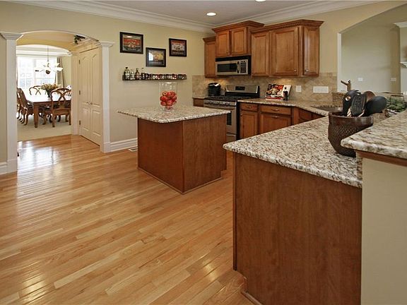 5th image of 16438 Chalet Cir