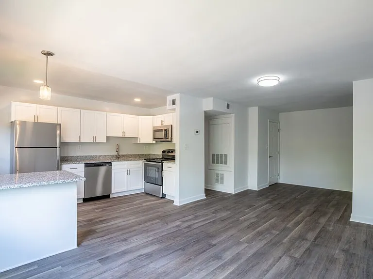 Colonial Village Apartments — Photo 5