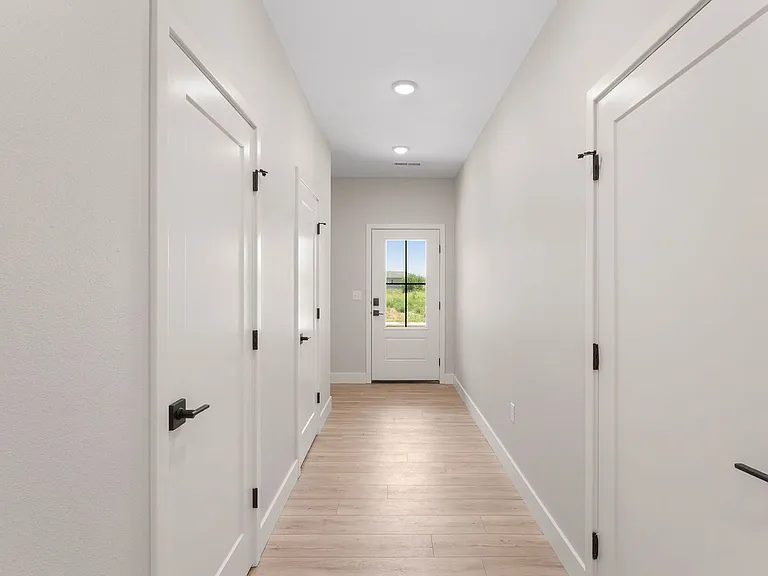 2191 W Parkview Ave — Photo 2