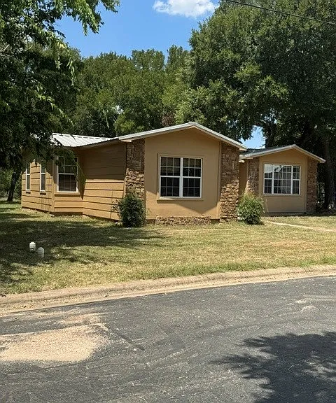 1108 Oak St — Photo 1