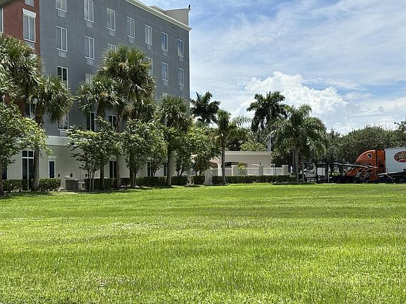 3rd image of Lot 4 B NW Courtyard Circle