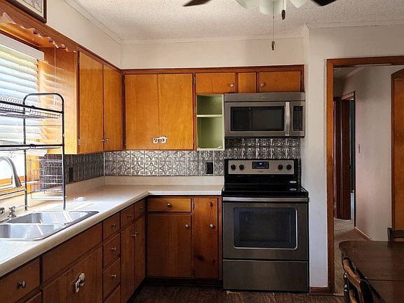 4th image of 304 Hillcrest St