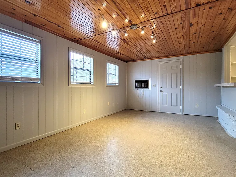 740 Royal Ln — Photo 17