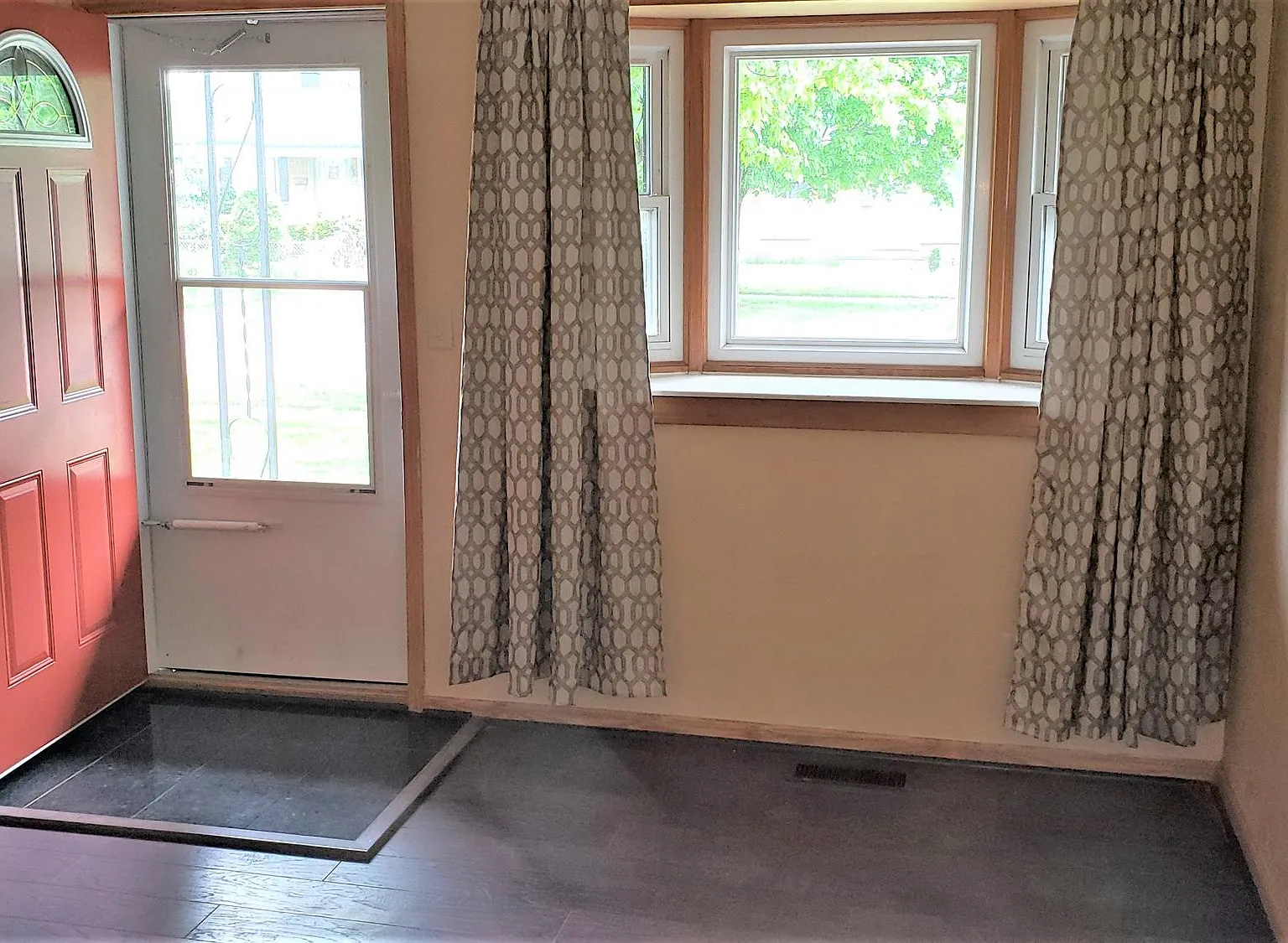 3 bed, 1.0 bath, 850 sqft, $1,905 — Photo 2