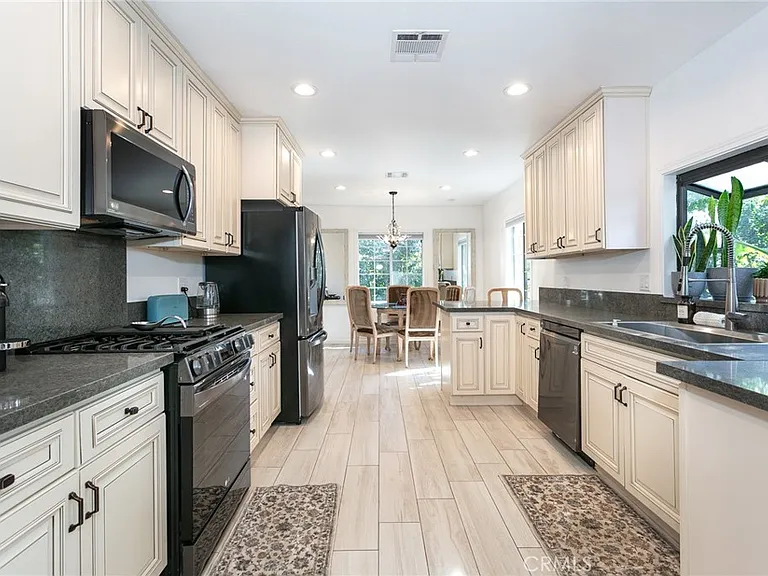 5825 Fulton Ave — Photo 14