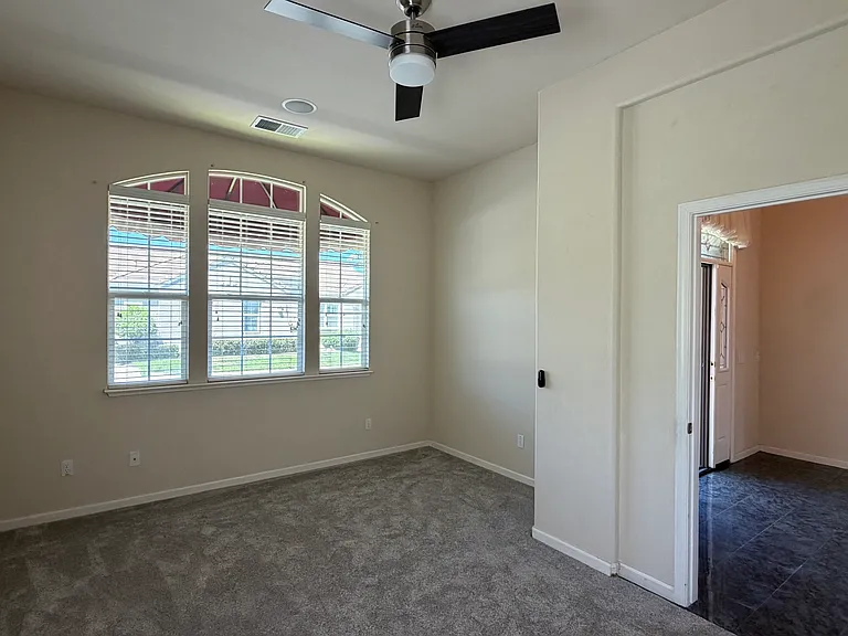 729 Richardson Dr — Photo 6